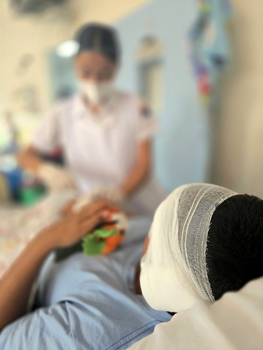 ChtvH3124's tweet photo. #NOTICIAS #CHTV
🚨🏥 HOSPITAL ESCUELA ATENDERÁ NORMAL LUNES Y MARTES; DESDE EL MIÉRCOLES SOLO EMERGENCIAS POR SEMANA MORAZÁNICA
El Hospital Escuela informó que el lunes 5 y martes 6 de octubre trabajará en jornada normal, con todo su personal asistencial y administrativo.
A partir del miércoles 7 hasta el viernes 9 de octubre, brindará atención únicamente con personal de turno en Emergencias, hospitalización, cuidados intensivos y quirófanos de emergencia.
🩸 El Banco de Sangre mantendrá la captación de donantes de manera ininterrumpida durante toda la semana, desde las 6:00 de la mañana.
