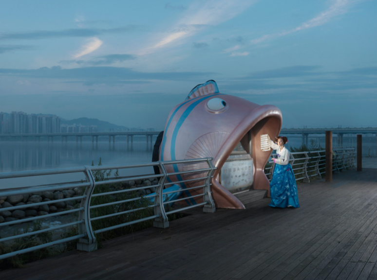 ls_galeria's tweet photo. Desde 2005, Julia Fullerton-Batten ha explorado en su fotografía experiencias femeninas y problemáticas sociales. En series como Teenage Stories, combina elementos autobiográficos, ficción y escenarios casi fantásticos para abordar situaciones de la vida real.

#Fotografía https://t.co/FIHf9SlDXl