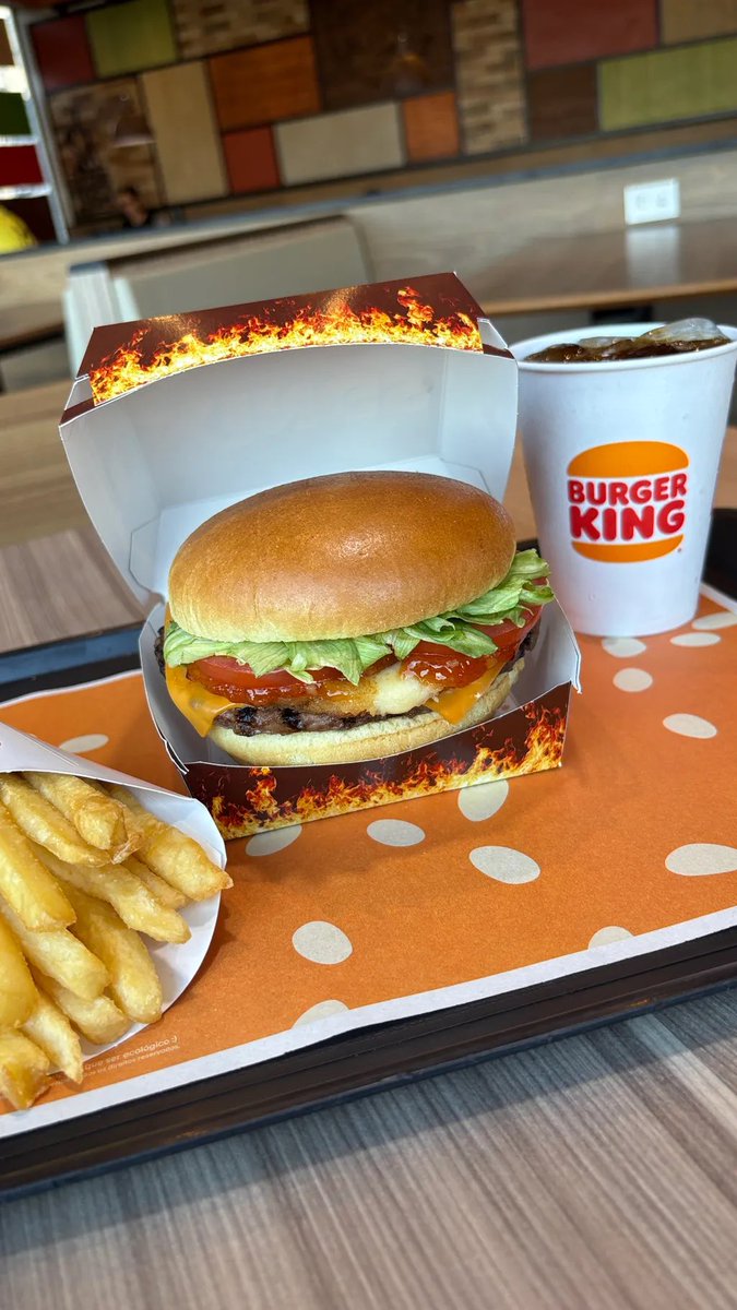 BurgerKingBR's tweet photo. a pergunta é: quem lutaria por essa mordida? 👀 https://t.co/OlIUcneUQ1