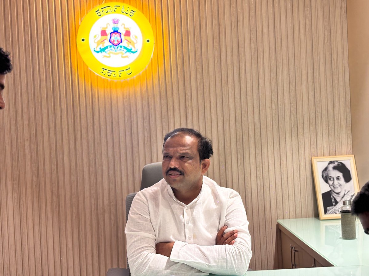 Basanagouda99's tweet photo. ಜನರ ಸಮಸ್ಯೆಗಳಿಗೆ ಸ್ಪಂದಿಸುವುದು… ನನ್ನ ಮೊದಲ ಆದ್ಯತೆ!  ಸಿಂಧನೂರಿನ ವಿಧಾನ ಪರಿಷತ್ ಶಾಸಕರ (ನನ್ನ) ಕಚೇರಿಯಲ್ಲಿ ವಿವಿಧೆಡೆಯಿಂದ ಆಗಮಿಸಿದ್ದ ಸಾರ್ವಜನಿಕರ ಅಹವಾಲುಗಳನ್ನು ಆಲಿಸಿ, ಪ್ರತಿಯೊಬ್ಬರ ಸಮಸ್ಯೆಯನ್ನು  ವಿಚಾರಿಸಲಾಯಿತು.
ಜನರ ಸಮಸ್ಯೆಗಳಿಗೆ ಸ್ಥಳದಲ್ಲೇ ಸ್ಪಂದಿಸುವ ನಿಟ್ಟಿನಲ್ಲಿ ಸಂಬಂಧಪಟ್ಟ ಅಧಿಕಾರಿಗಳೊಂದಿಗೆ ದೂರವಾಣಿ ಮೂಲಕ ಮಾತನಾಡಿ, ತಕ್ಷಣವೇ ಸೂಕ್ತ ಕ್ರಮ ಕೈಗೊಂಡು ಸಮಸ್ಯೆಗಳಿಗೆ ಪರಿಹಾರ ಒದಗಿಸುವಂತೆ ಅಧಿಕಾರಿಗಳಿಗೆ ಸೂಚಿಸಲಾಯಿತು.

#BasanagoudaBadarli #MLC #Sindhanur #ಜನಸೇವೆ #ಜನಸ್ಪಂದನೆ #ಸಿಂಧನೂರು