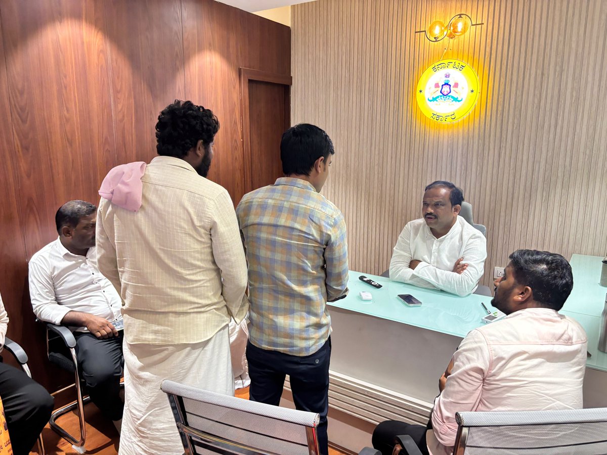Basanagouda99's tweet photo. ಜನರ ಸಮಸ್ಯೆಗಳಿಗೆ ಸ್ಪಂದಿಸುವುದು… ನನ್ನ ಮೊದಲ ಆದ್ಯತೆ!  ಸಿಂಧನೂರಿನ ವಿಧಾನ ಪರಿಷತ್ ಶಾಸಕರ (ನನ್ನ) ಕಚೇರಿಯಲ್ಲಿ ವಿವಿಧೆಡೆಯಿಂದ ಆಗಮಿಸಿದ್ದ ಸಾರ್ವಜನಿಕರ ಅಹವಾಲುಗಳನ್ನು ಆಲಿಸಿ, ಪ್ರತಿಯೊಬ್ಬರ ಸಮಸ್ಯೆಯನ್ನು  ವಿಚಾರಿಸಲಾಯಿತು.
ಜನರ ಸಮಸ್ಯೆಗಳಿಗೆ ಸ್ಥಳದಲ್ಲೇ ಸ್ಪಂದಿಸುವ ನಿಟ್ಟಿನಲ್ಲಿ ಸಂಬಂಧಪಟ್ಟ ಅಧಿಕಾರಿಗಳೊಂದಿಗೆ ದೂರವಾಣಿ ಮೂಲಕ ಮಾತನಾಡಿ, ತಕ್ಷಣವೇ ಸೂಕ್ತ ಕ್ರಮ ಕೈಗೊಂಡು ಸಮಸ್ಯೆಗಳಿಗೆ ಪರಿಹಾರ ಒದಗಿಸುವಂತೆ ಅಧಿಕಾರಿಗಳಿಗೆ ಸೂಚಿಸಲಾಯಿತು.

#BasanagoudaBadarli #MLC #Sindhanur #ಜನಸೇವೆ #ಜನಸ್ಪಂದನೆ #ಸಿಂಧನೂರು
