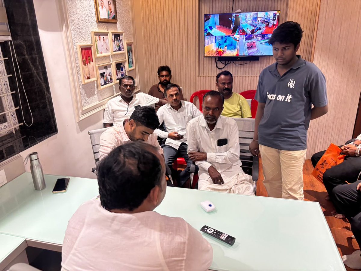 Basanagouda99's tweet photo. ಜನರ ಸಮಸ್ಯೆಗಳಿಗೆ ಸ್ಪಂದಿಸುವುದು… ನನ್ನ ಮೊದಲ ಆದ್ಯತೆ!  ಸಿಂಧನೂರಿನ ವಿಧಾನ ಪರಿಷತ್ ಶಾಸಕರ (ನನ್ನ) ಕಚೇರಿಯಲ್ಲಿ ವಿವಿಧೆಡೆಯಿಂದ ಆಗಮಿಸಿದ್ದ ಸಾರ್ವಜನಿಕರ ಅಹವಾಲುಗಳನ್ನು ಆಲಿಸಿ, ಪ್ರತಿಯೊಬ್ಬರ ಸಮಸ್ಯೆಯನ್ನು  ವಿಚಾರಿಸಲಾಯಿತು.
ಜನರ ಸಮಸ್ಯೆಗಳಿಗೆ ಸ್ಥಳದಲ್ಲೇ ಸ್ಪಂದಿಸುವ ನಿಟ್ಟಿನಲ್ಲಿ ಸಂಬಂಧಪಟ್ಟ ಅಧಿಕಾರಿಗಳೊಂದಿಗೆ ದೂರವಾಣಿ ಮೂಲಕ ಮಾತನಾಡಿ, ತಕ್ಷಣವೇ ಸೂಕ್ತ ಕ್ರಮ ಕೈಗೊಂಡು ಸಮಸ್ಯೆಗಳಿಗೆ ಪರಿಹಾರ ಒದಗಿಸುವಂತೆ ಅಧಿಕಾರಿಗಳಿಗೆ ಸೂಚಿಸಲಾಯಿತು.

#BasanagoudaBadarli #MLC #Sindhanur #ಜನಸೇವೆ #ಜನಸ್ಪಂದನೆ #ಸಿಂಧನೂರು