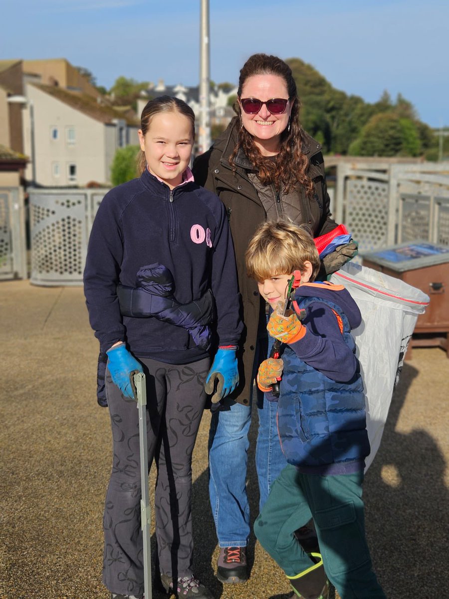 pawsonplastic's tweet photo. What a perfect day for a #beachclean!   ☀️ Well done to the 30 volunteers who removed 12.74 kgs of waste from #Stonehaven Beach &amp;  Beach Playpark

Strangest find was a ‘Darth Vader’ (welding) mask. A huge net near the Carron River is to be moved.

Next clean Sat 7th Nov. https://t.co/PJ1s2INTtX