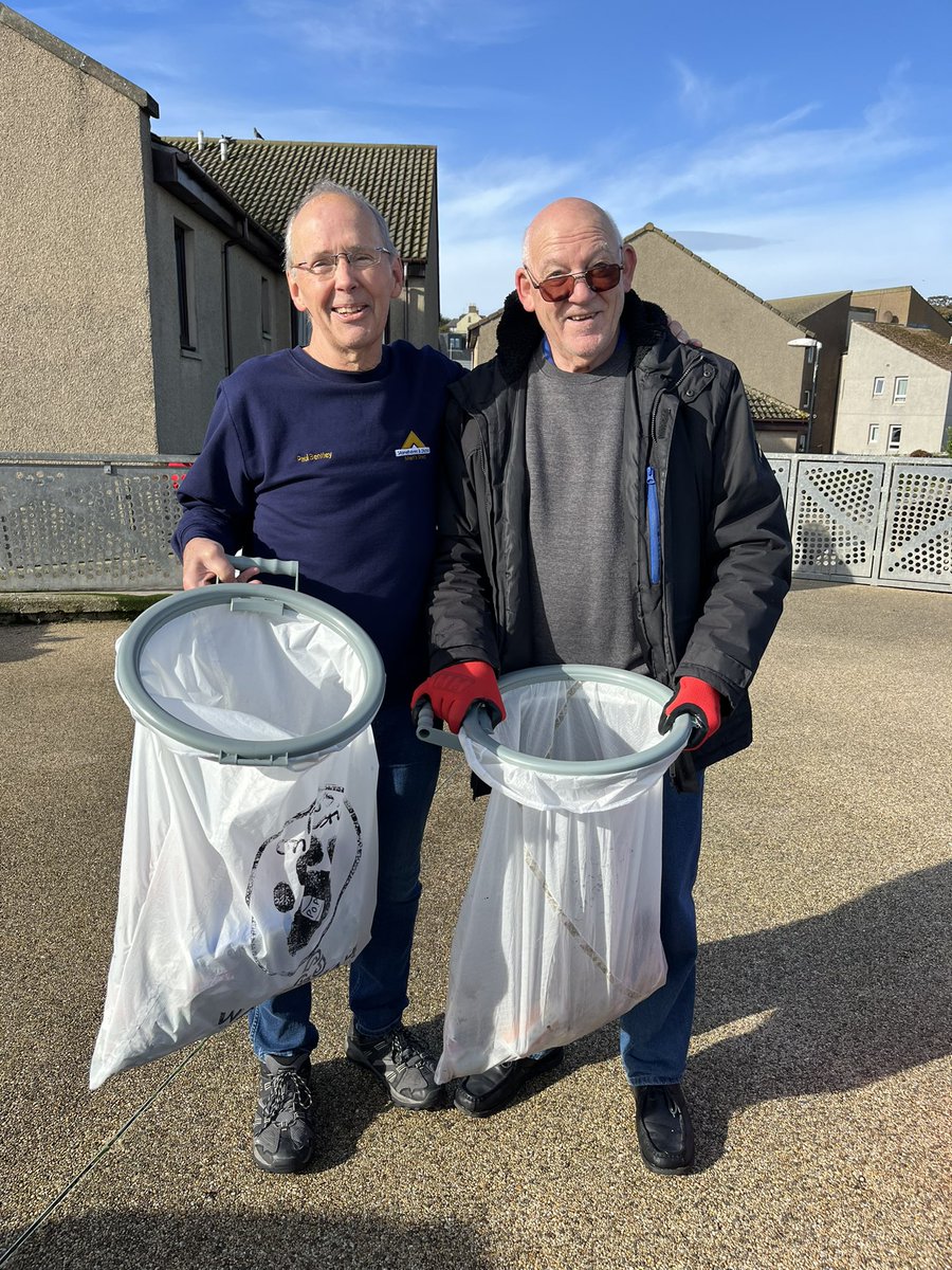 pawsonplastic's tweet photo. What a perfect day for a #beachclean!   ☀️ Well done to the 30 volunteers who removed 12.74 kgs of waste from #Stonehaven Beach &amp;  Beach Playpark

Strangest find was a ‘Darth Vader’ (welding) mask. A huge net near the Carron River is to be moved.

Next clean Sat 7th Nov. https://t.co/PJ1s2INTtX