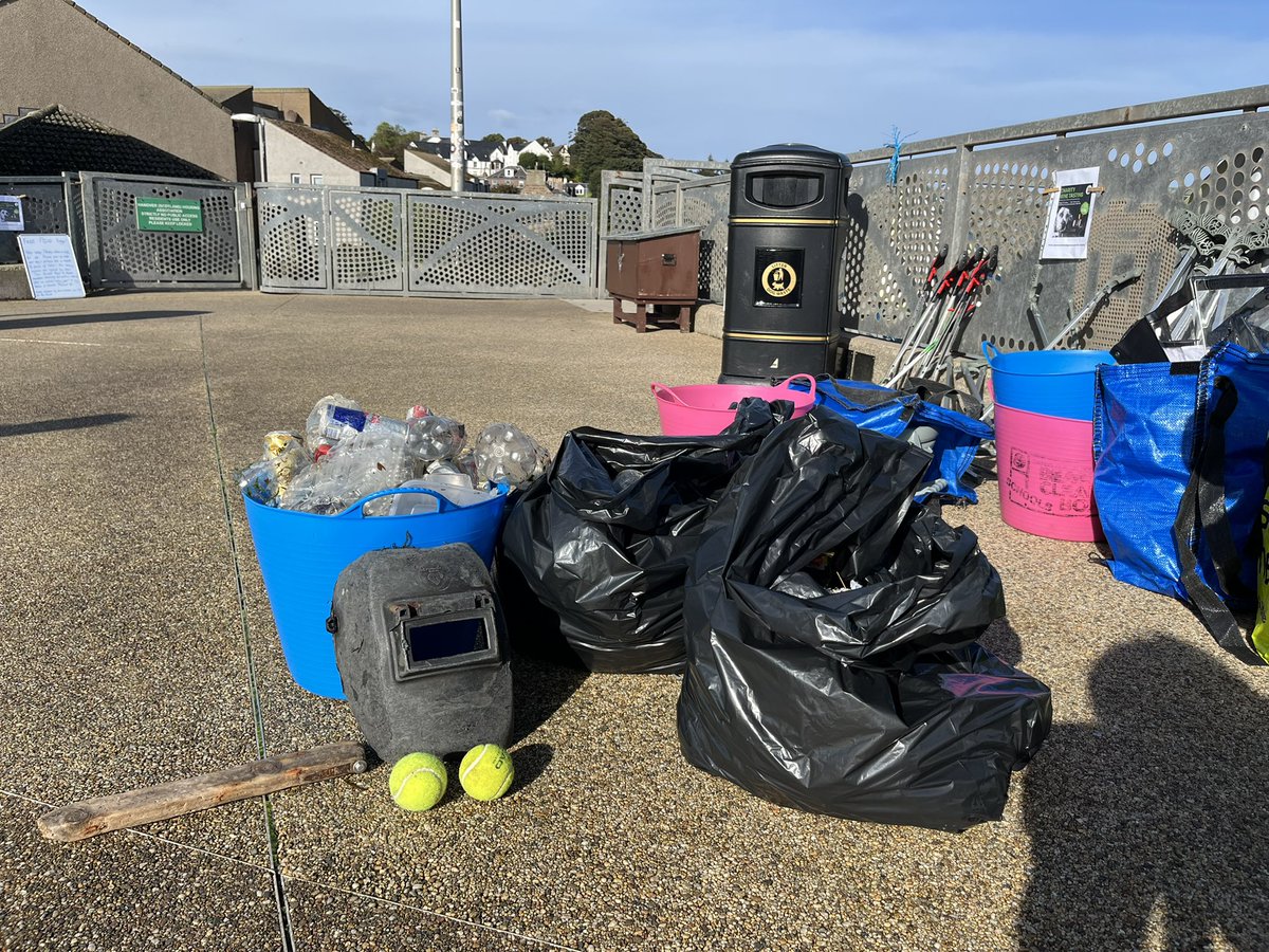 pawsonplastic's tweet photo. What a perfect day for a #beachclean!   ☀️ Well done to the 30 volunteers who removed 12.74 kgs of waste from #Stonehaven Beach &amp;  Beach Playpark

Strangest find was a ‘Darth Vader’ (welding) mask. A huge net near the Carron River is to be moved.

Next clean Sat 7th Nov. https://t.co/PJ1s2INTtX