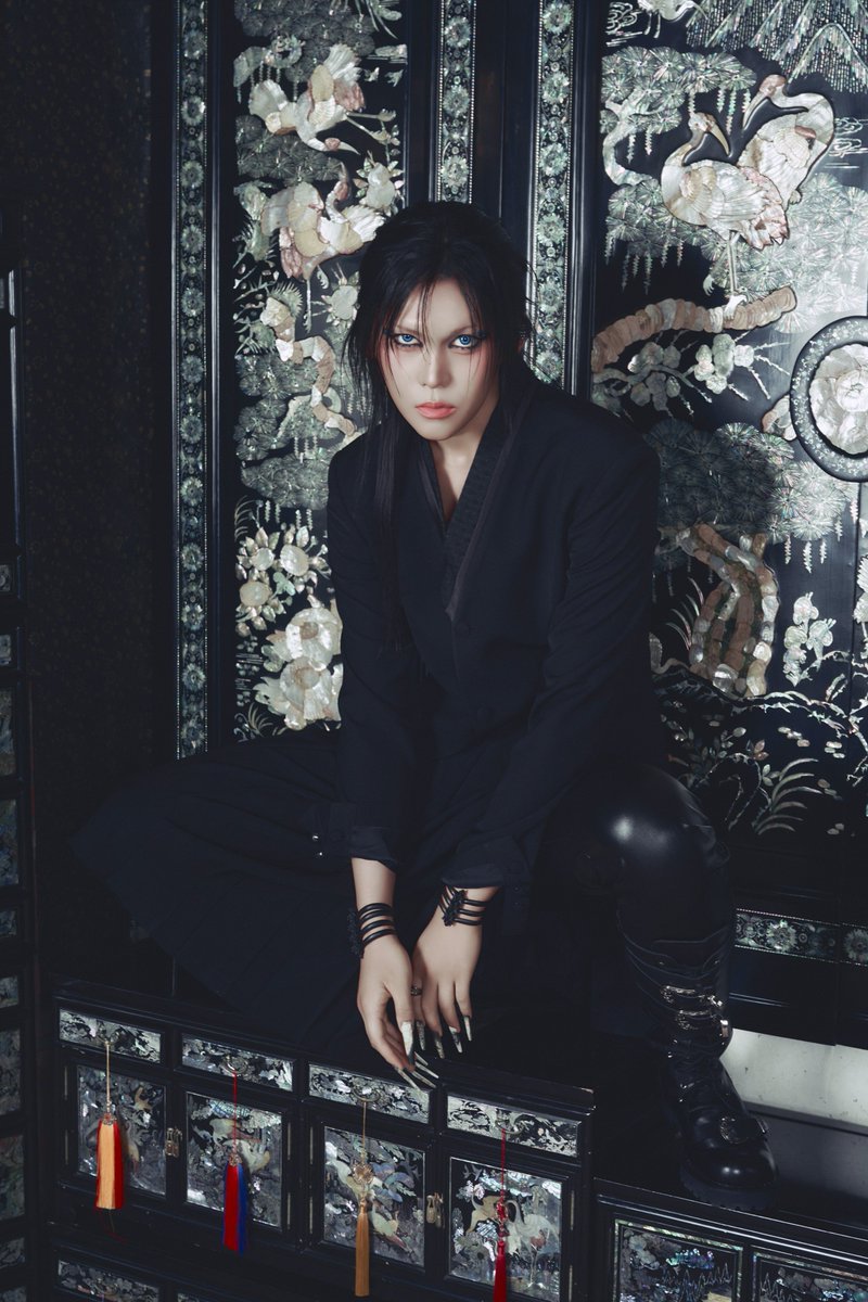 hyperbolae's tweet photo. the long black hair and nails hello??? https://t.co/DFGMeczgIW