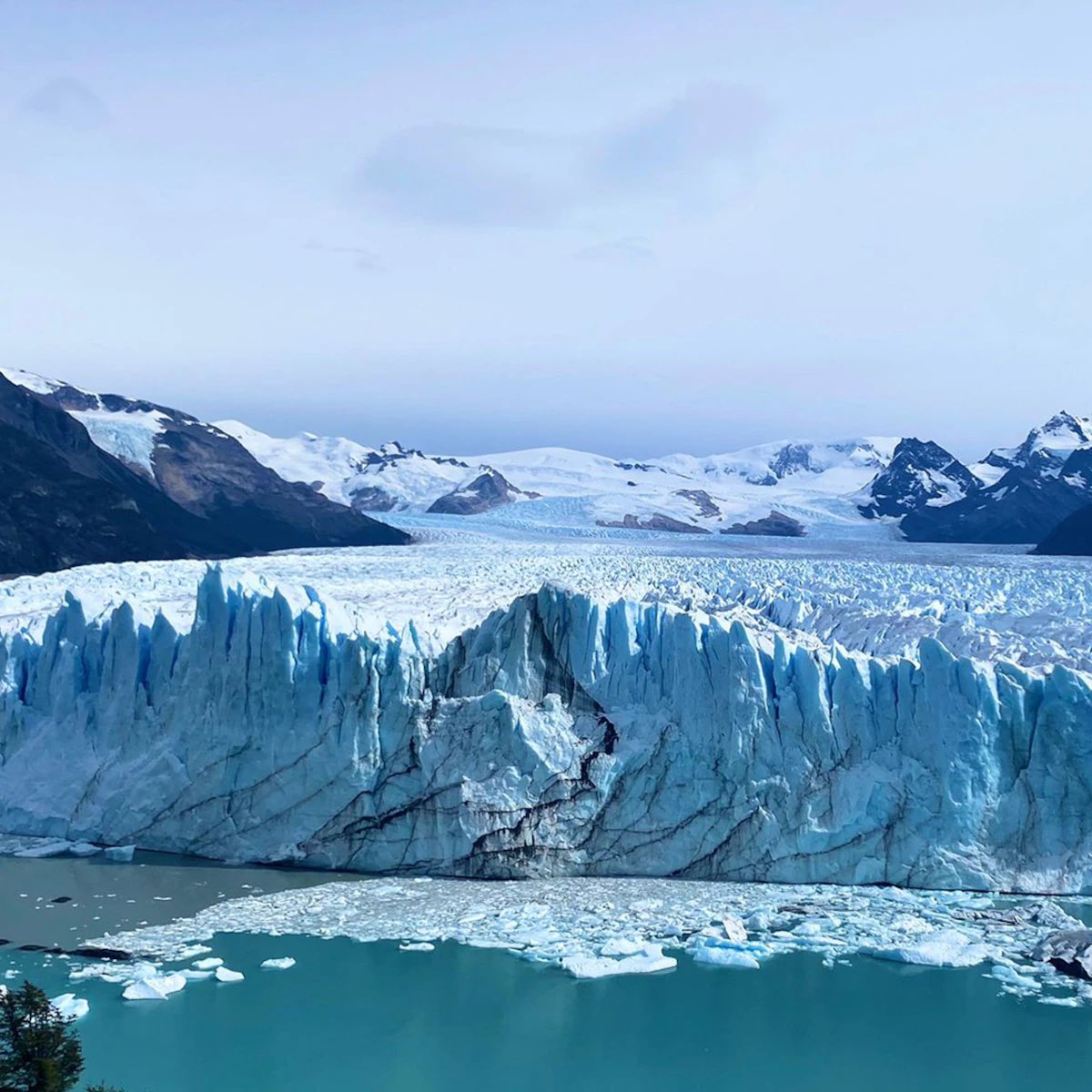 RealTimeRating's tweet photo. EL PERITO MORENO RETROCEDIÓ CASI UN KILÓMETRO EN SOLO 100 DÍAS: es una cifra que supera al registro histórico de hace más de un siglo. https://t.co/PrKsAhh3SW