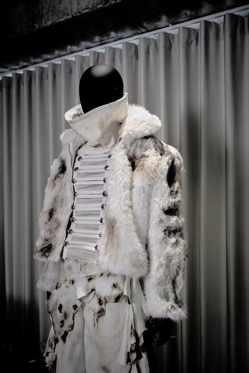 taeguide's tweet photo. Taehyung in custom ljin for the Bogota concert https://t.co/Z2oOykwIw5