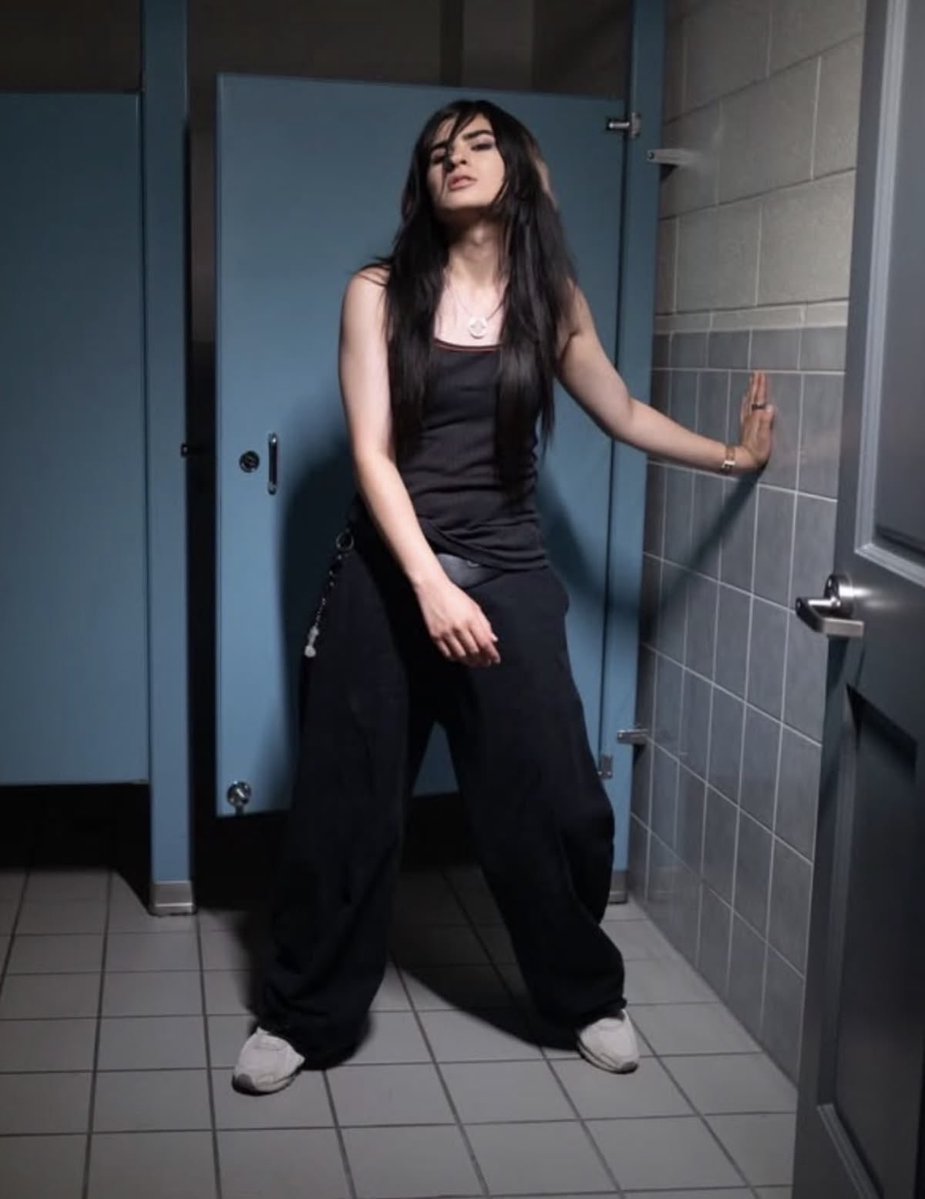 dailyxcxscores's tweet photo. april making sure no one walks in on charli 

#charlixcx #underscores https://t.co/wQVGg7WWQ2