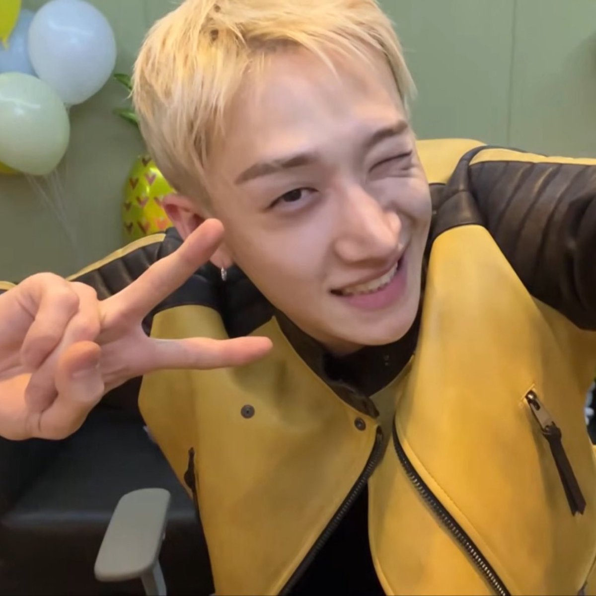 hyunnho_'s tweet photo. si en enero de este año me decías que yo iba a ver a stray kids en vivo en mi país y que chan iba a volver a hacer chan's room te mandaba a medicarte pero adivinen que https://t.co/AnXS4Zj7ML