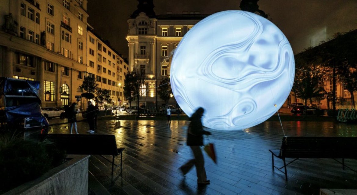 ema_slavik's tweet photo. Bratislava dnes žije umením ✨🌙 Biela noc premieňa mesto na jednu veľkú multimediálnu galériu a vyzerá to naozaj nádherne. 😍🎨 Najviac ma láka japonská tvorba, ktorú festival tento rok prináša. 🇯🇵✨

#BielaNoc #Bratislava https://t.co/JGTe8sFiZq