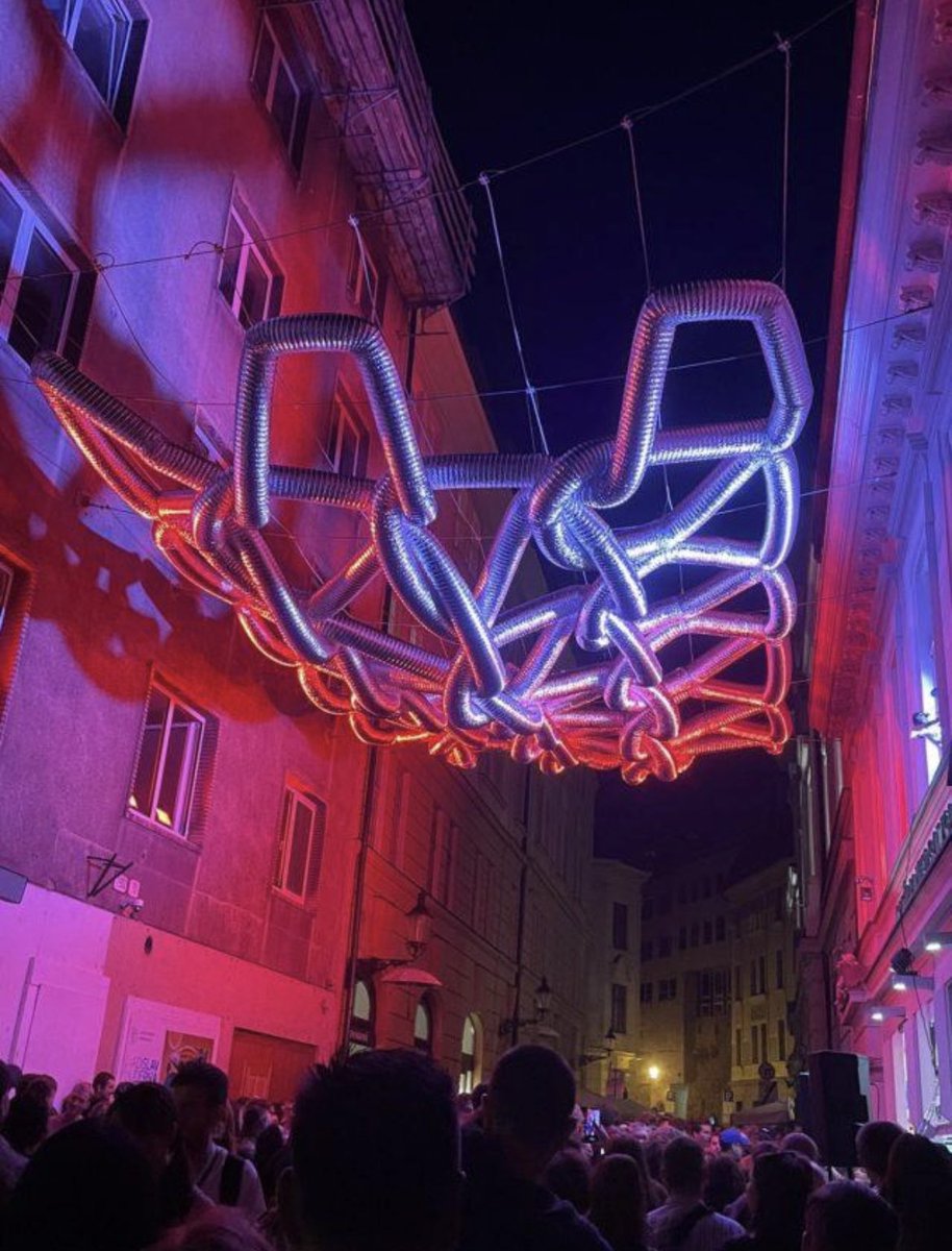 ema_slavik's tweet photo. Bratislava dnes žije umením ✨🌙 Biela noc premieňa mesto na jednu veľkú multimediálnu galériu a vyzerá to naozaj nádherne. 😍🎨 Najviac ma láka japonská tvorba, ktorú festival tento rok prináša. 🇯🇵✨

#BielaNoc #Bratislava https://t.co/JGTe8sFiZq