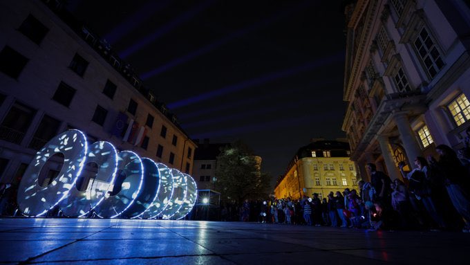 ema_slavik's tweet photo. Bratislava dnes žije umením ✨🌙 Biela noc premieňa mesto na jednu veľkú multimediálnu galériu a vyzerá to naozaj nádherne. 😍🎨 Najviac ma láka japonská tvorba, ktorú festival tento rok prináša. 🇯🇵✨

#BielaNoc #Bratislava https://t.co/JGTe8sFiZq