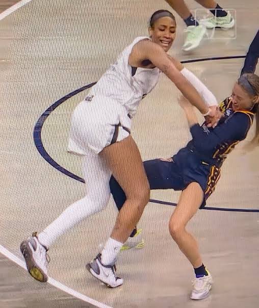 Hero_OfThe_Day's tweet photo. You will never guess who they whistled for a foul on both of these lol https://t.co/GOtHwP0VLF