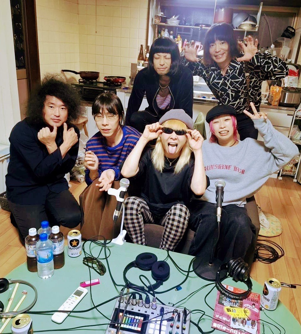 __lolita18__'s tweet photo. 円盤少女のラジオ番組に七蔵司とお邪魔しました！

スタジオが家!!!

皆さんおもてなしをありがとうございました！

10/16(金)高円寺HIGHでのツーマン前に是非聴いて頂きたい案件目白押し！

まさかのマサヨ「ジャガビー」CM懐かし話まで★

10/7(水) 21:00よりOAですよ〜

#円盤少女の校内放送ラジオ https://t.co/vFBo9Fjse0