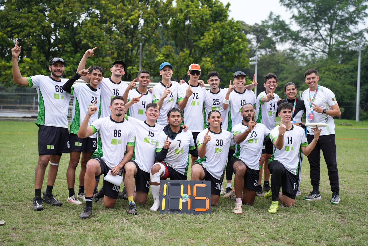UIS's tweet photo. La selección masculina de ultimate de la UIS superó su primer reto al vencer 15-11 a la Universidad de Caldas en su debut en los Juegos Nacionales Universitarios ASCUN Deportes, disputados en Medellín🤍💚🥏 https://t.co/MfWhrRy4of