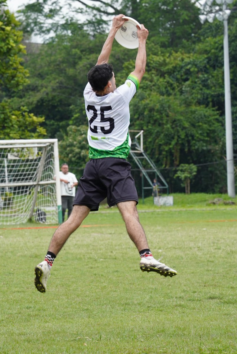 UIS's tweet photo. La selección masculina de ultimate de la UIS superó su primer reto al vencer 15-11 a la Universidad de Caldas en su debut en los Juegos Nacionales Universitarios ASCUN Deportes, disputados en Medellín🤍💚🥏 https://t.co/MfWhrRy4of