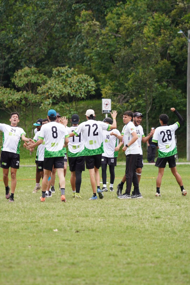 UIS's tweet photo. La selección masculina de ultimate de la UIS superó su primer reto al vencer 15-11 a la Universidad de Caldas en su debut en los Juegos Nacionales Universitarios ASCUN Deportes, disputados en Medellín🤍💚🥏 https://t.co/MfWhrRy4of