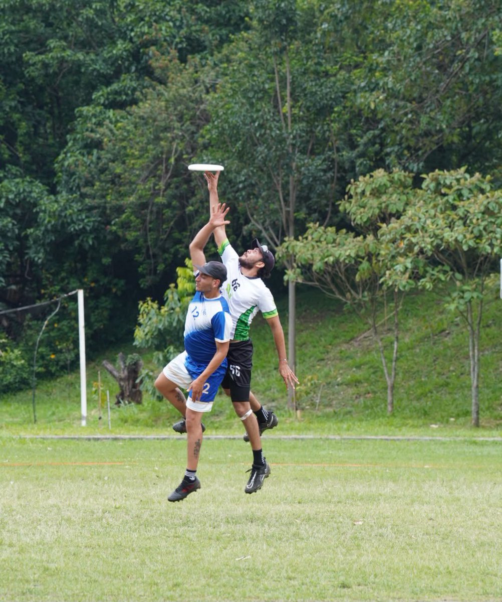 UIS's tweet photo. La selección masculina de ultimate de la UIS superó su primer reto al vencer 15-11 a la Universidad de Caldas en su debut en los Juegos Nacionales Universitarios ASCUN Deportes, disputados en Medellín🤍💚🥏 https://t.co/MfWhrRy4of
