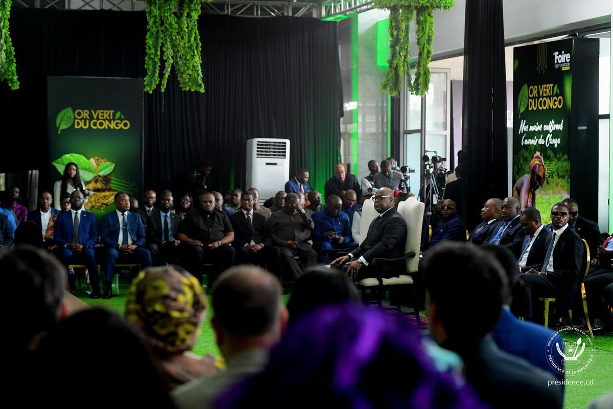 Presidence_RDC's tweet photo. Le Président de la République, Félix-Antoine Tshisekedi Tshilombo, et la distinguée Première Dame, Denise Nyakeru Tshisekedi, ont honoré de leur présence l'ouverture de la foire agricole « Or Vert du Congo », ce samedi 3 octobre au Musée National de la RDC. 

Initiée par sa coordonnatrice nationale, Madame Fanny Tshisekedi, cette foire agro-pastorale vise à promouvoir le « Made in Congo » et à réduire la dépendance aux importations alimentaires grâce à un écosystème numérique moderne reliant les producteurs locaux aux marchés mondiaux. 

Lors des interventions, la directrice générale de Group Choice Holding Company, Madame Ornela Kardozo, ainsi que Madame Fanny Tshisekedi, ont appelé les institutions gouvernementales à ouvrir de nouveaux débouchés afin de sécuriser l'avenir des agripreneurs, de pérenniser les chaînes de valeur locales et de générer des emplois durables.