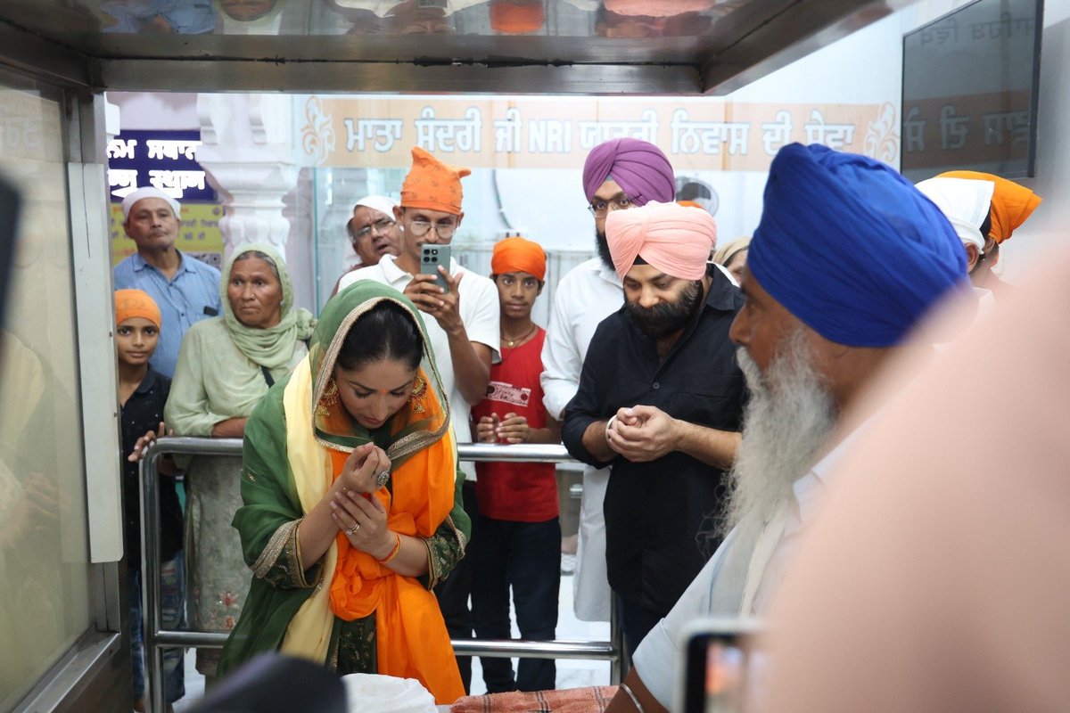 lokeshjournal's tweet photo. Seeking blessings ahead of #NayyiNavelli! 
#YamiGautam visited Patna Sahib Gurudwara ahead of the film’s Dussehra release. @yamigautam
#YamiGautam #NayyiNavelli #PatnaSahib #Dussehra #Bollywood https://t.co/FpDFSqTjsN