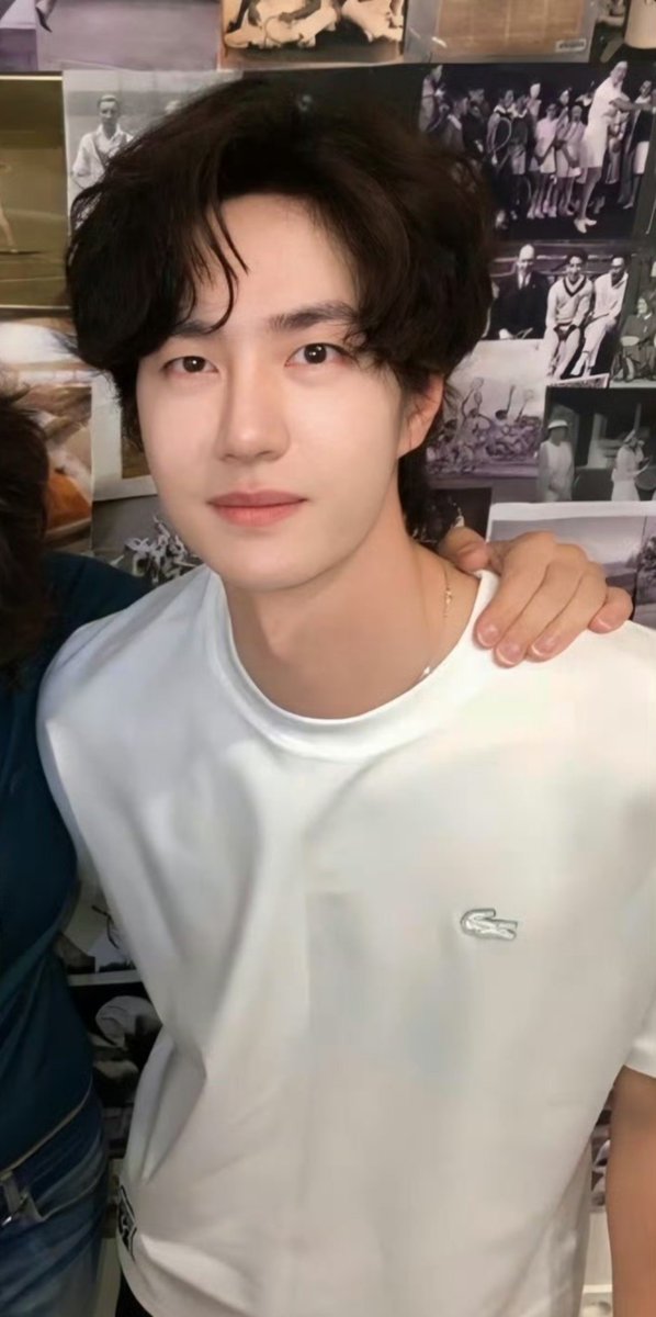 Okcd_aktf's tweet photo. the way Yibo always looks incredibly attractive in just plain t-shirt and with this new hairstyle, super handsome! 🥹

🐰: "I like the simple you" https://t.co/cGXZqeCiQb