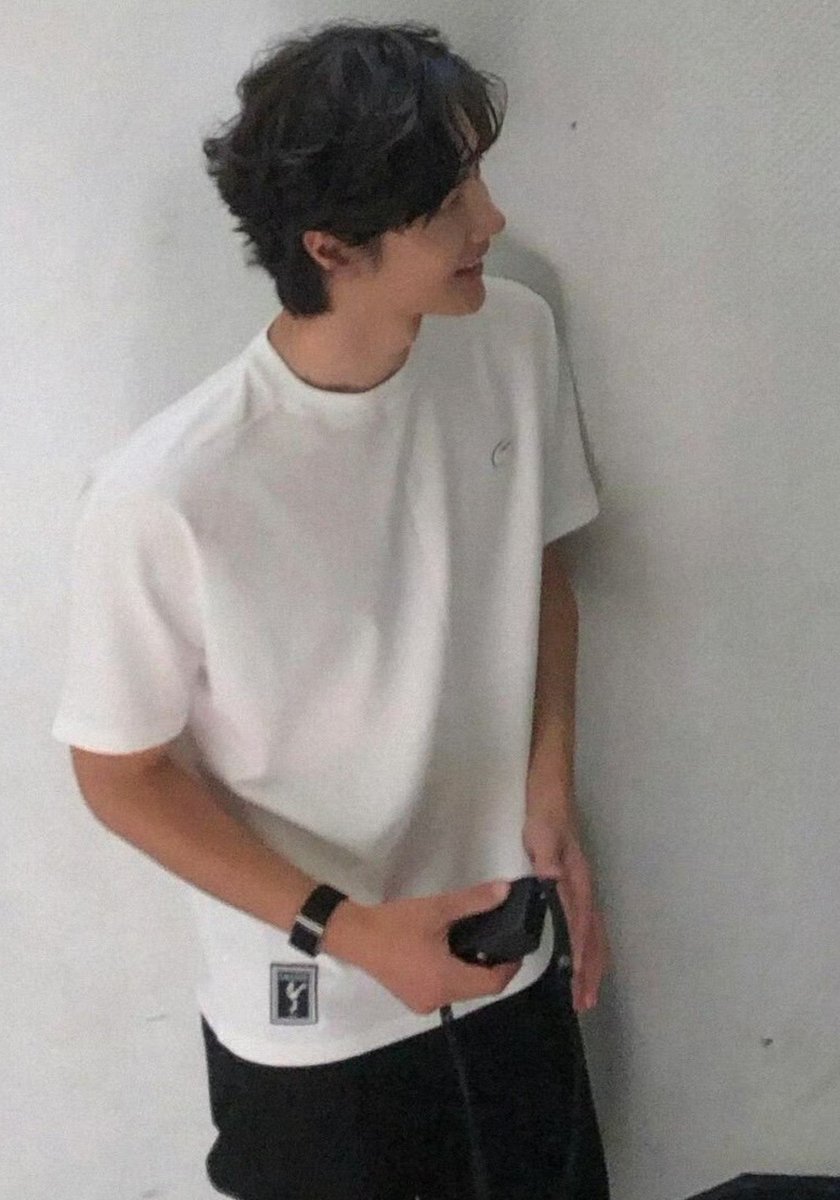 Okcd_aktf's tweet photo. the way Yibo always looks incredibly attractive in just plain t-shirt and with this new hairstyle, super handsome! 🥹

🐰: "I like the simple you" https://t.co/cGXZqeCiQb