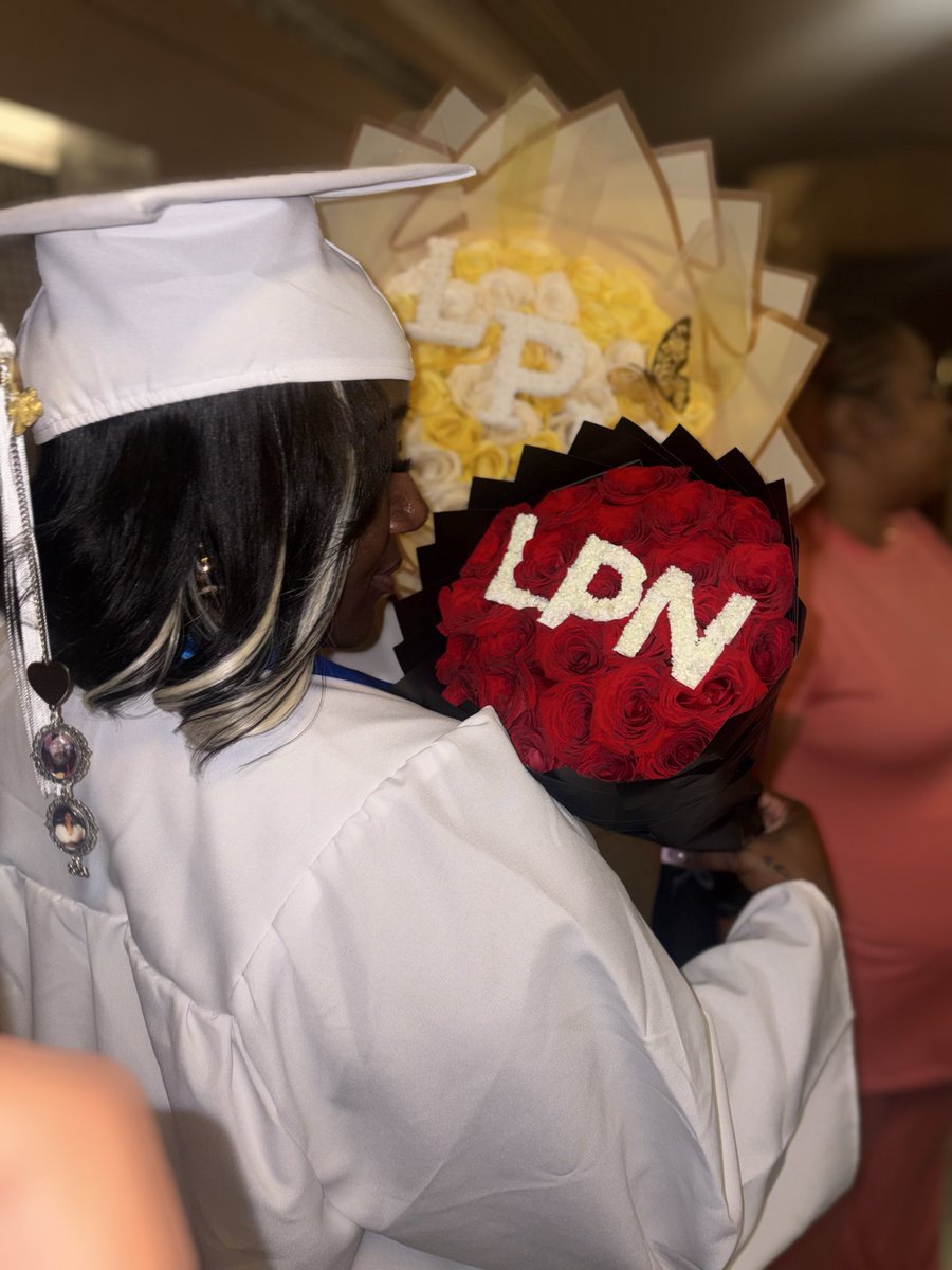 onlyonenish's tweet photo. Even with all odds against me I put my back to the wall my head to the sky and made it out 🥳🎓🩺 The Biggest Nurse https://t.co/JKdItfOddD