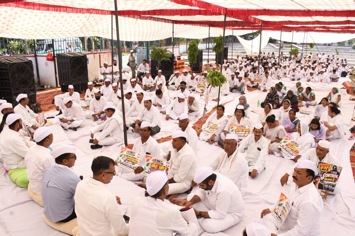 SevadalBHW's tweet photo. राजस्थान कांग्रेस सेवादल के प्रदेश अध्यक्ष श्री @HemShekhawatINCजी के नेतृत्व में श्वेत सैनिकों ने जयपुर के शहीद स्मारक पर गांधीजी के सत्याग्रह के मार्ग पर चलते हुए शांतिपूर्ण भजन-कीर्तन एवं सत्याग्रह के माध्यम से लोकतंत्र की आवाज बुलंद की।

राष्ट्रपति महोदया के नाम ज्ञापन सौंपा। https://t.co/mDG6KP7SgQ