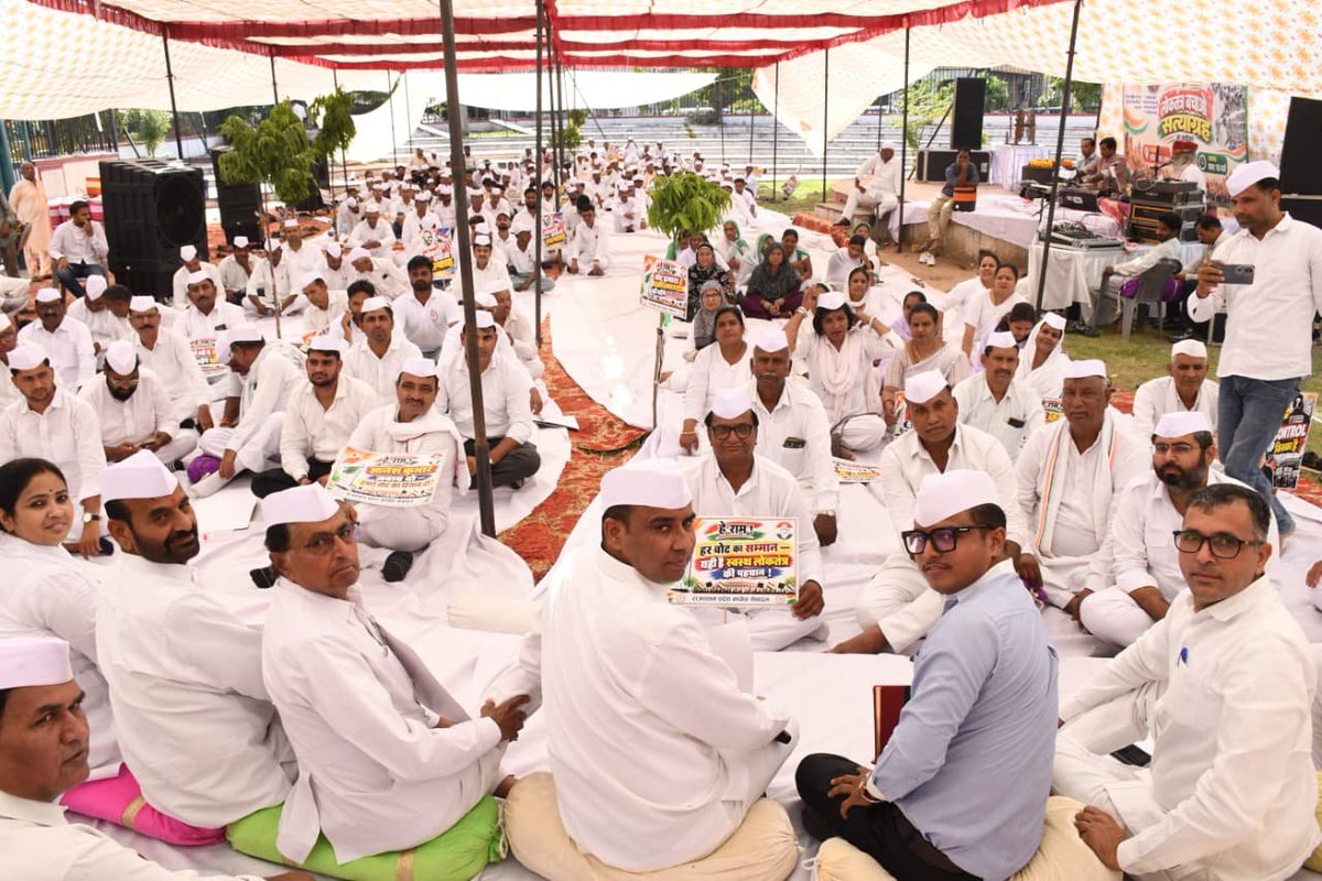 SevadalBHW's tweet photo. राजस्थान कांग्रेस सेवादल के प्रदेश अध्यक्ष श्री @HemShekhawatINCजी के नेतृत्व में श्वेत सैनिकों ने जयपुर के शहीद स्मारक पर गांधीजी के सत्याग्रह के मार्ग पर चलते हुए शांतिपूर्ण भजन-कीर्तन एवं सत्याग्रह के माध्यम से लोकतंत्र की आवाज बुलंद की।

राष्ट्रपति महोदया के नाम ज्ञापन सौंपा। https://t.co/mDG6KP7SgQ