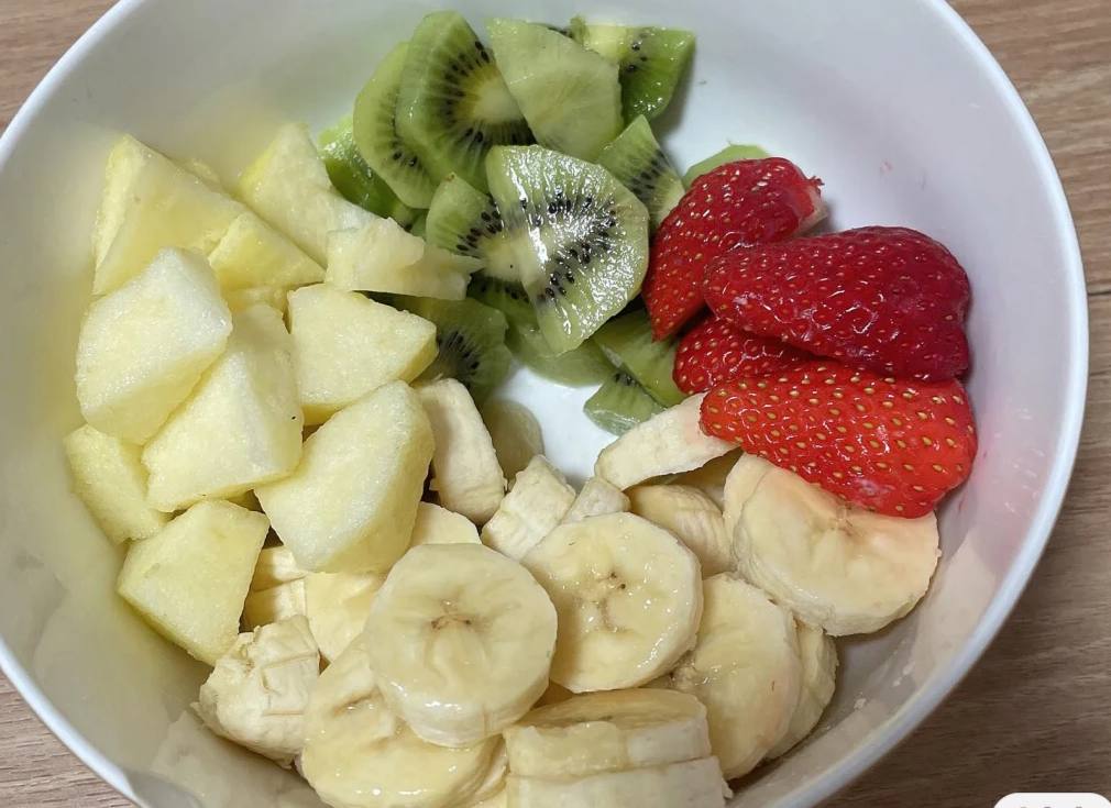 Chenxuez7's tweet photo. Good morning ☀️ A bowl of warm oatmeal porridge with a little yogurt—simple, healthy, and just right. Wishing you a good mood today, eat well, and live well. 🥣🤍 https://t.co/x6mMaFNbcZ