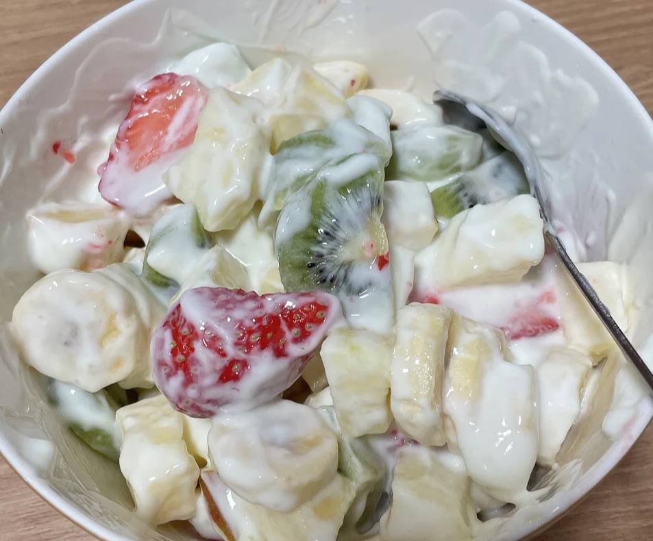 Chenxuez7's tweet photo. Good morning ☀️ A bowl of warm oatmeal porridge with a little yogurt—simple, healthy, and just right. Wishing you a good mood today, eat well, and live well. 🥣🤍 https://t.co/x6mMaFNbcZ