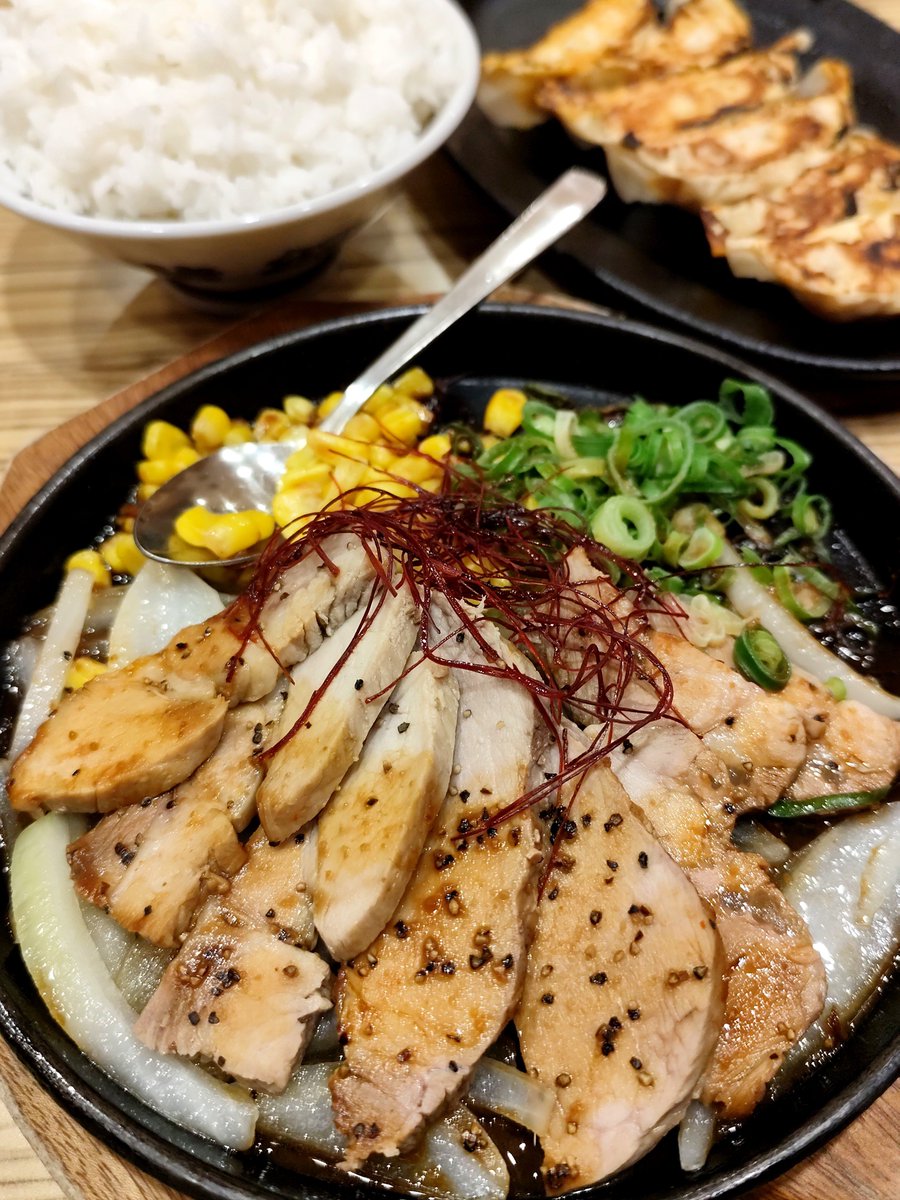 Rnyrg's tweet photo. 深夜のラーメン屋で定食をなんとか食おうとするやつ。 https://t.co/sFzQooDwGt