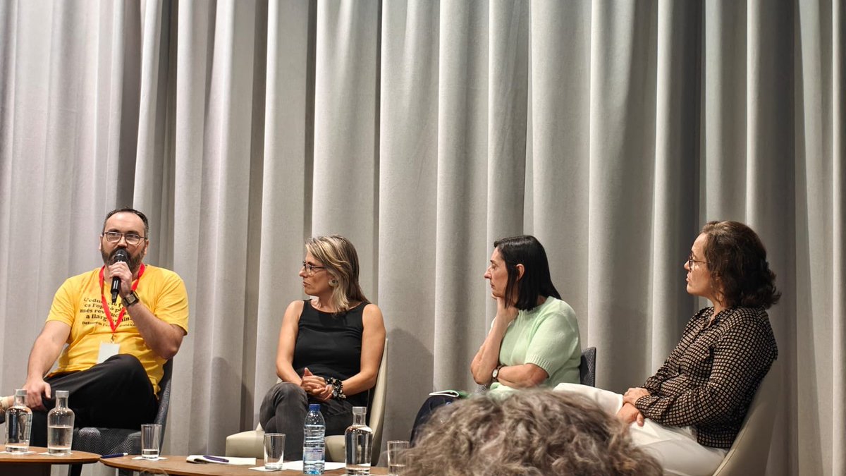 alhora_cat's tweet photo. Torn de tarda al #congres2x, amb la intervenció de mestres i famílies, i debat participatiu.
#doblexarxa https://t.co/i4UeNAIHxr
