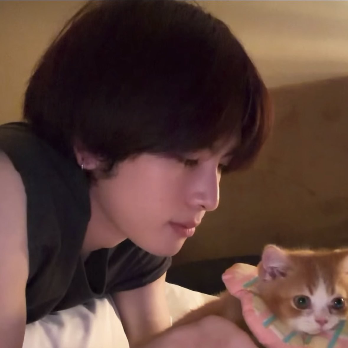 imlnwestee's tweet photo. “ ลุกได้แล้ว เดี๋ยวไปกินข้าวกัน ”

“ ไม่ไปได้ไหม ยังอยากเล่นกับลูกอยู่เลย ”

“ ปล่อยลูกนอนไปก่อน เดี๋ยวค่อยมาเล่นใหม่ ”

“ สั่งมากินก็ได้นี่ ”

“ เธอ ”

“ คุณ ”

“ โอเค สั่งเอาก็แล้วกันเนอะ ” https://t.co/jkiLS1wXGa