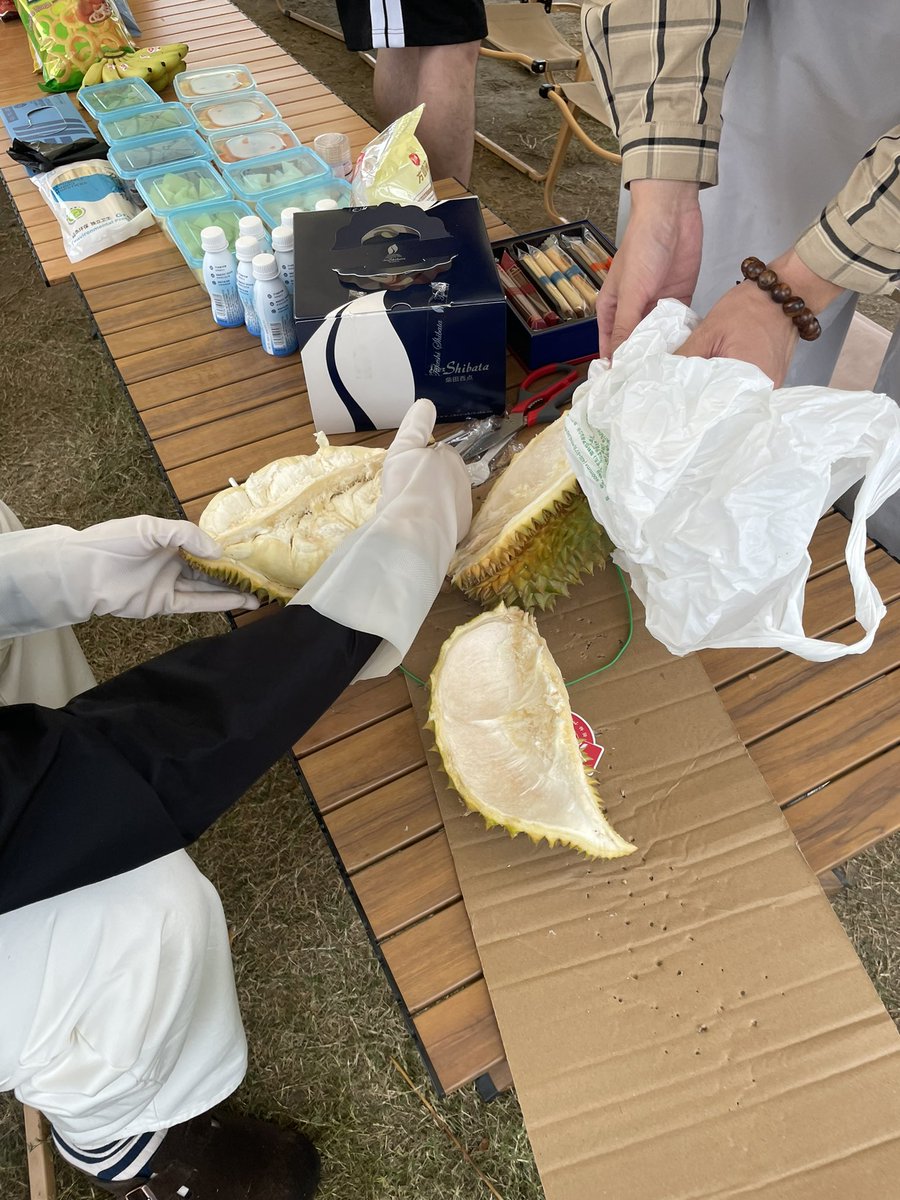 Room1934's tweet photo. 今日はBBQだったのですが雨だったのでケーキとドリアン解体から始まりました https://t.co/5SKckrZ30W