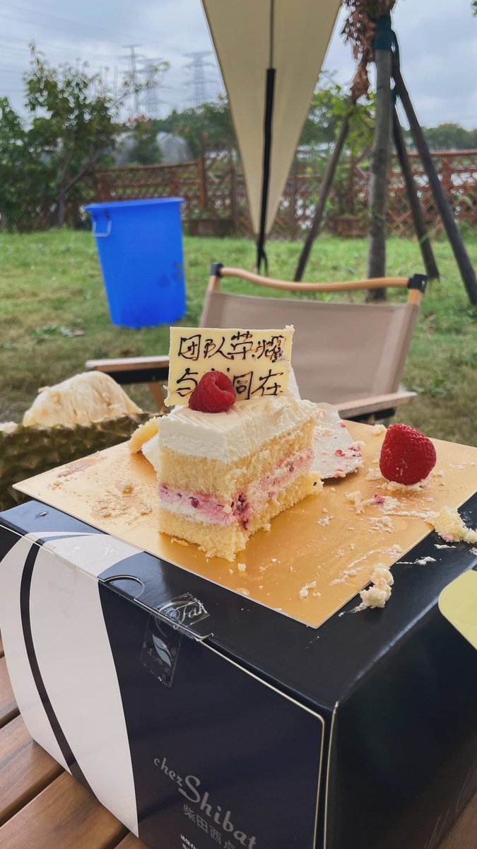 Room1934's tweet photo. 今日はBBQだったのですが雨だったのでケーキとドリアン解体から始まりました https://t.co/5SKckrZ30W