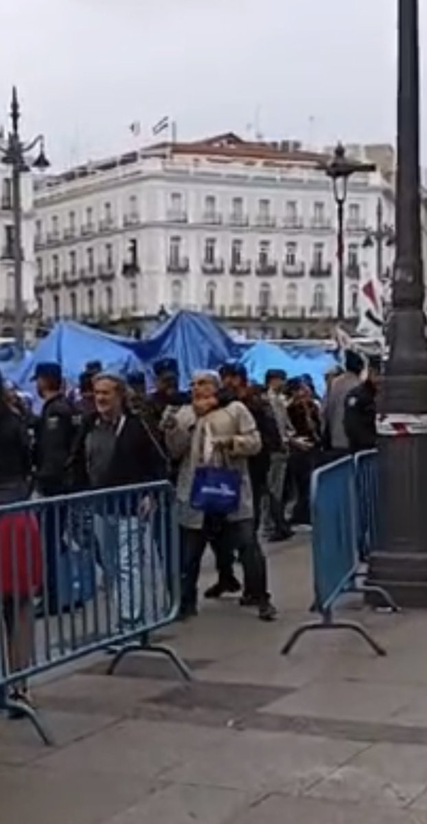 elena_reines's tweet photo. Algunos mierdas fascistas están diciendo que somos unos radicales de extrema izquierda 

Os dejo aquí la imagen de mi padre sin soltar mi bolsita donde llevaba maquillaje porque veníamos de dar una ponencia 

Mientras tanto el policía le ahoga 

TREMENDO RADICAL

Sois basura https://t.co/3UC2nMCyB1