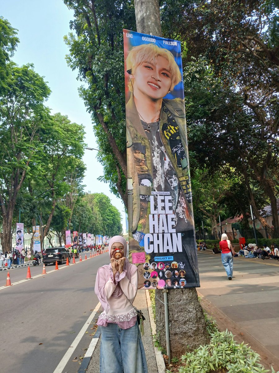 diodrechyuck's tweet photo. sesi potret bersama pasyal pasyal ku 😲 *slide terakhir kita sungkem sama haechan blonde mahadasyat https://t.co/OQpPPpLi48