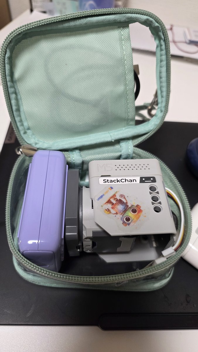 hfujikawa77's tweet photo. ｽﾀｯｸﾁｬﾝ見せ透明ポーチにZENDUREのモババーがなんとシンデレラフィット！
ケーブルも入るので持ち運び楽になるわー。ブラブラさせるにはちと重いけどね。
#M5Stack #ｽﾀｯｸﾁｬﾝ #Stackchan https://t.co/xwuUJw2fov