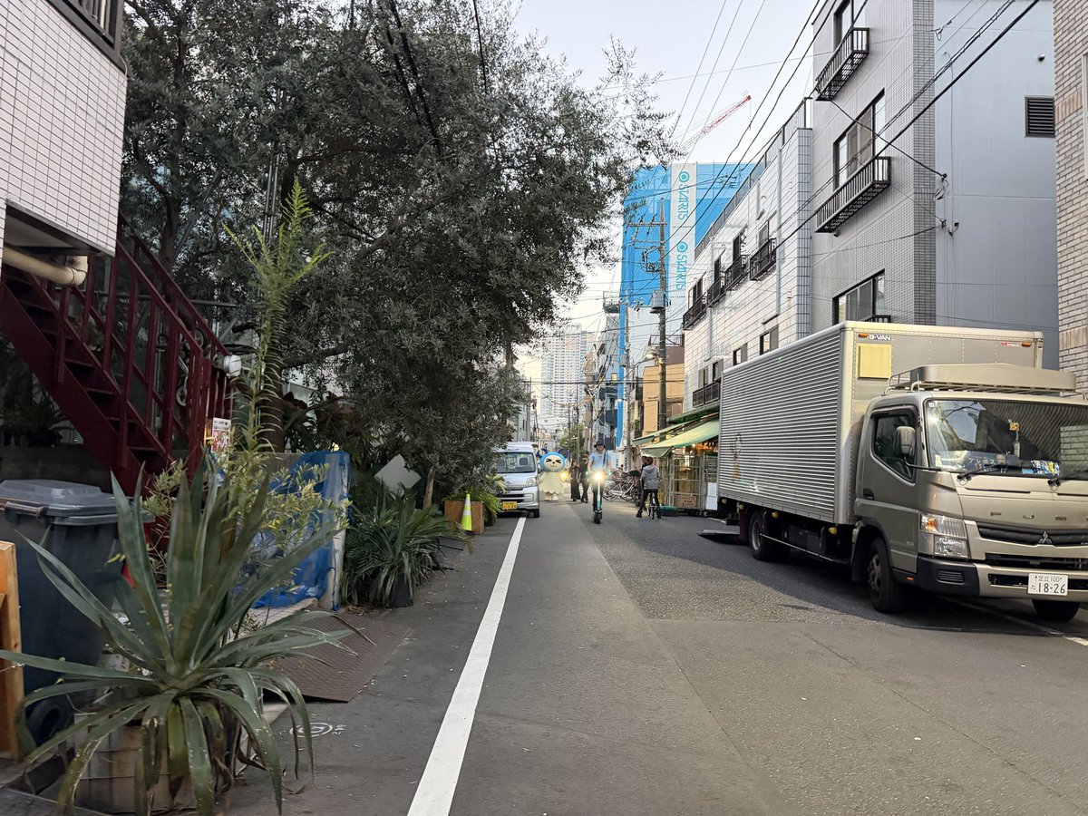 saya_paca's tweet photo. これは押上の住民たちにファンサしながら、商店街をのしのし歩いてくる巨大チャーミィ

#湯上がりリリィのぽかぽかたいむ
#アサルトリリィ https://t.co/z6xH8ohU8B