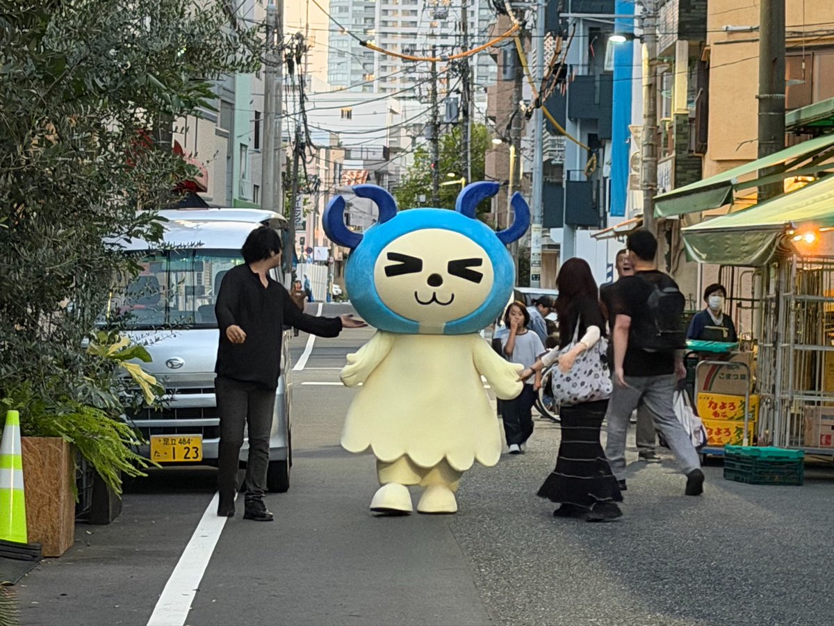 saya_paca's tweet photo. これは押上の住民たちにファンサしながら、商店街をのしのし歩いてくる巨大チャーミィ

#湯上がりリリィのぽかぽかたいむ
#アサルトリリィ https://t.co/z6xH8ohU8B
