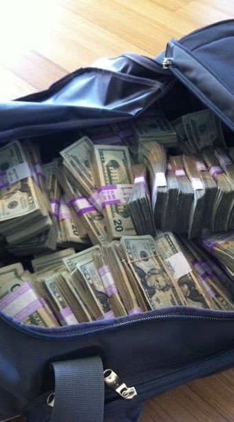 SaycheeseDGTL's tweet photo. A Texas man found $128,514 outside a Bank of America ATM and returned it to the bank after initially taking it to a nearby Chick-fil-A and calling police. 

He did not seek a reward or public recognition. https://t.co/h9ZDdRmdiY