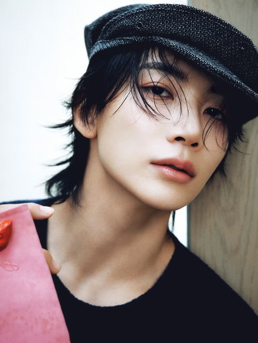 ellejapan's tweet photo. 10月4日は #SEVENTEEN #JEONGHAN の誕生日👼🎂　10月号特別版のカバーを飾った彼が語った、復帰への思いとは？　日本でのエピソードや、JOSHUAとのユニットについてもASK。デジタル限定インタビューをチェックして🩷
#Happy_JEONGHAN_Day 

▼記事はこちら
https://t.co/PFs0t63qAJ https://t.co/kj6njNv5QF