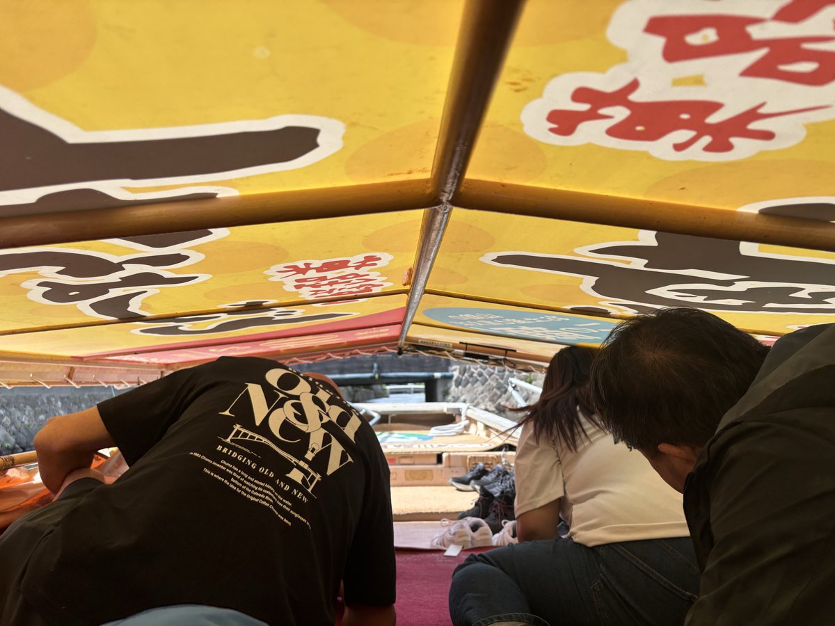 otonosora's tweet photo. 松江観光②
前回（半年前）の松江観光で、乗らずに心残りだった堀川遊覧船を堪能した。
これは意外と楽しい。45分ほどの遊覧で、松江城周りだけでなく街中も周る。４回ほど低い橋を通過するのに屋根が下がってくる。 https://t.co/97Lit9YWoS
