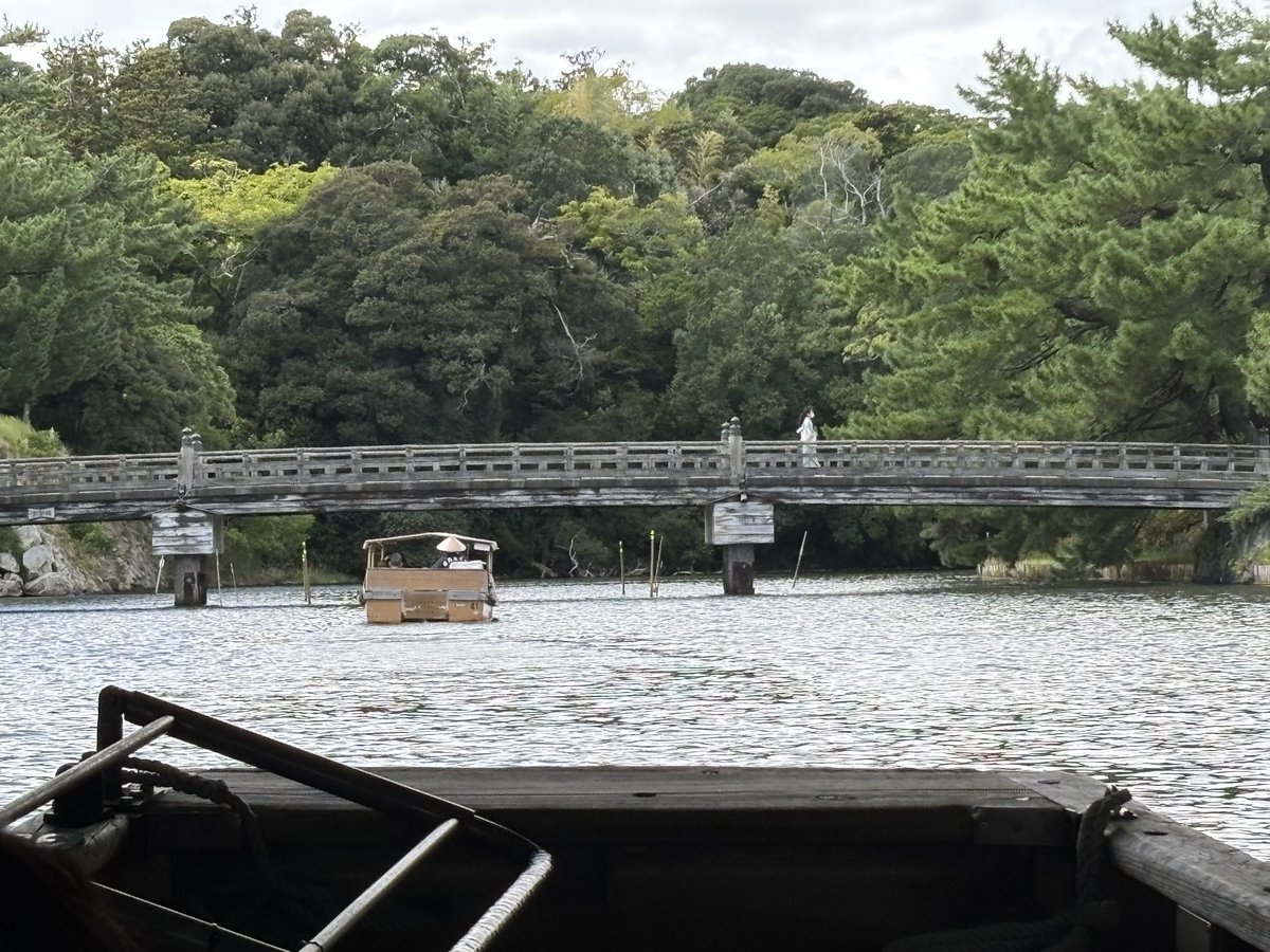 otonosora's tweet photo. 松江観光②
前回（半年前）の松江観光で、乗らずに心残りだった堀川遊覧船を堪能した。
これは意外と楽しい。45分ほどの遊覧で、松江城周りだけでなく街中も周る。４回ほど低い橋を通過するのに屋根が下がってくる。 https://t.co/97Lit9YWoS
