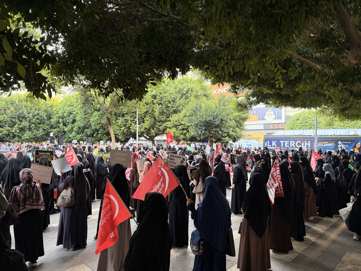 frknhrkti's tweet photo. Furkan Hareketi Zulme Karşı Meydanlarda! 

Alparslan Hocamız, Semra Kuytul Hocahanım ve diğer kardeşlerimizin hukuksuz tutukluluklarına karşı tepki göstermek için her hafta olduğu gibi bugün de barışçıl bir şekilde Adana İsmet İnönü Parkında basın açıklaması gerçekleştiriyoruz. 

#AdanaBasınAçıklaması
#KardeşlerimizeOzgürlük
SemraHocaya Ozgürlük
AlparslanHocaya Ozgürlük
ZulmeKarşı Meydanlardayız

Canlı Yayın:
https://t.co/g2J733iulk
