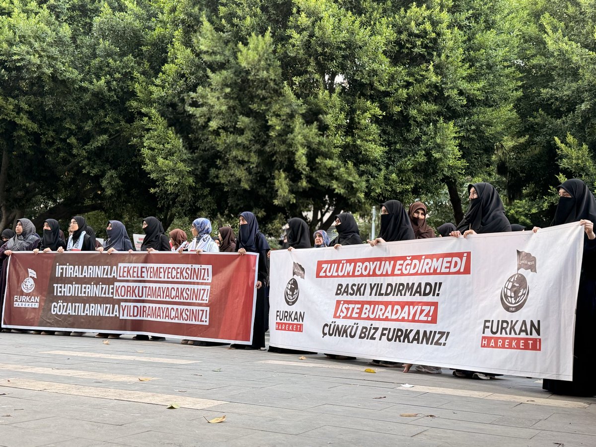 frknhrkti's tweet photo. Furkan Hareketi Zulme Karşı Meydanlarda! 

Alparslan Hocamız, Semra Kuytul Hocahanım ve diğer kardeşlerimizin hukuksuz tutukluluklarına karşı tepki göstermek için her hafta olduğu gibi bugün de barışçıl bir şekilde Adana İsmet İnönü Parkında basın açıklaması gerçekleştiriyoruz. 

#AdanaBasınAçıklaması
#KardeşlerimizeOzgürlük
SemraHocaya Ozgürlük
AlparslanHocaya Ozgürlük
ZulmeKarşı Meydanlardayız

Canlı Yayın:
https://t.co/g2J733iulk