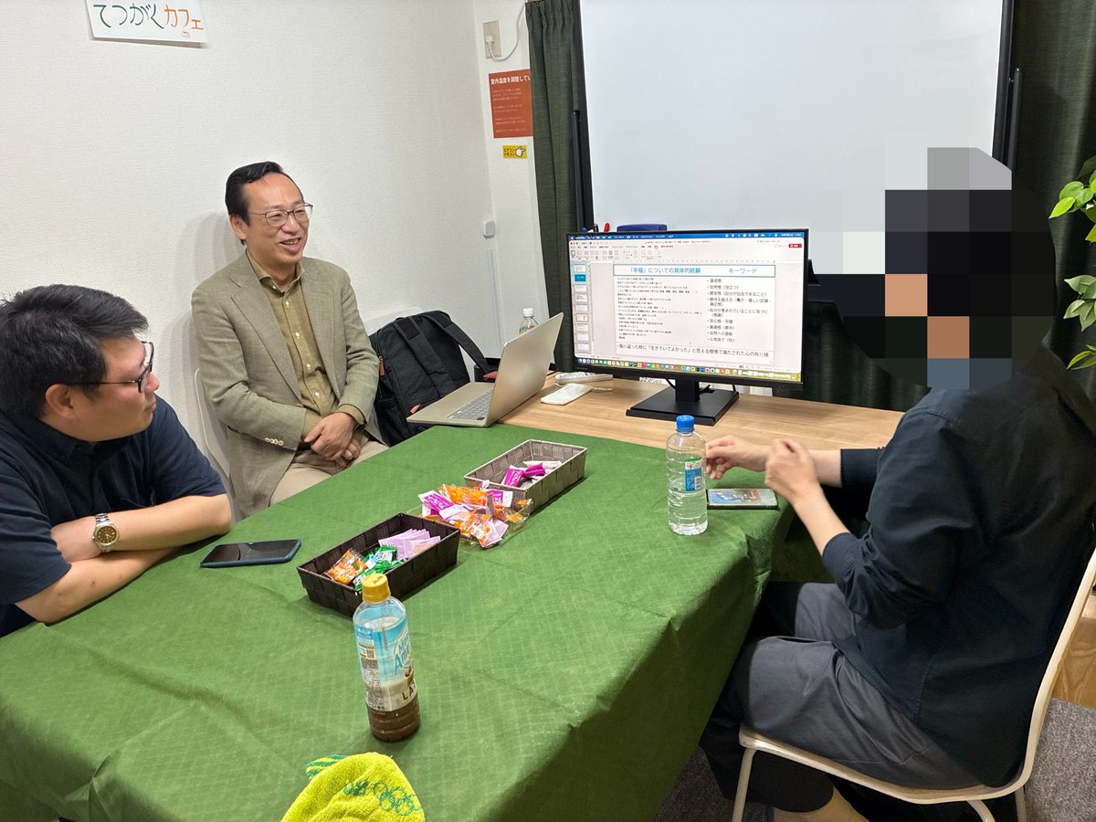 suga_Co's tweet photo. 松戸deてつがくカフェその15
「幸福とは何か？」🍀

しろさんのファシリテーションで本質観取の哲学対話を行いました。
新メンバーをお迎えし、予想しなかった答えにたどりつくワクワク☺️
対話筋のようなものが鍛えられた気がします。

次回は10/30(土)@八柱で僕が担当します😌

#松戸 #対話 https://t.co/yxHrta1Jcn