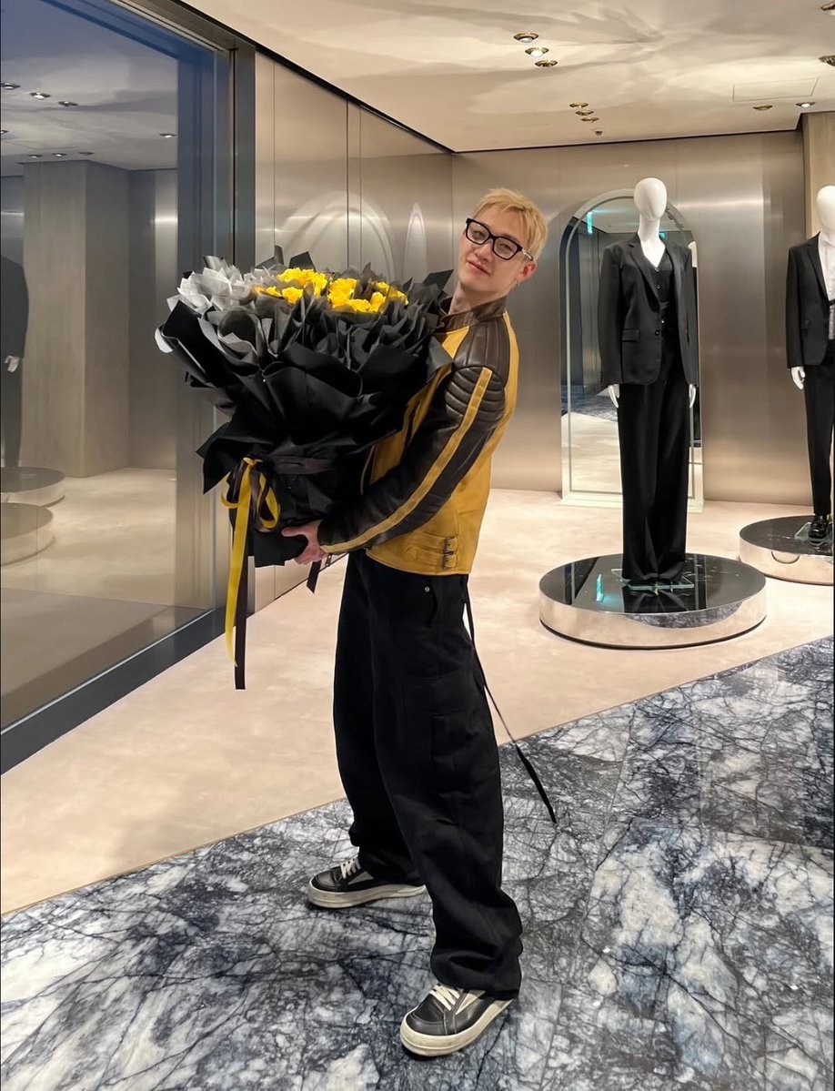 kooksoon_'s tweet photo. Não tô podendo com ele hojeeee.. o buquê 🤏🏻 https://t.co/BPVrAa5BGz